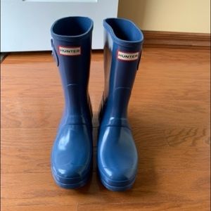 NWOT HUNTER Short Gloss Dark Earth Blue Boots 9